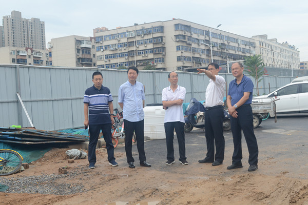 爱游戏在线登录官网-爱游戏(中国)党委书记秦广远调研西站路工程